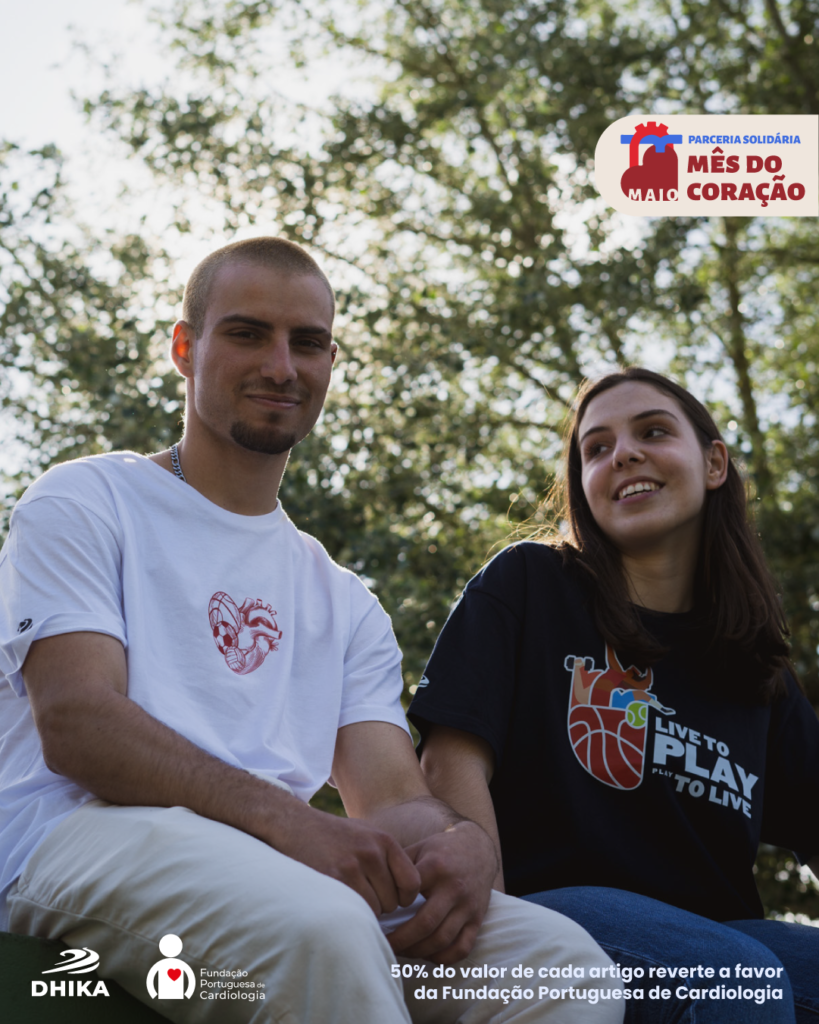 Rapaz jovem e rapariga jovem sorridentes com t-shirts da campanha solidária Mês do Coração entre a Dhika e Fundação Portuguesa de Cardiologia 